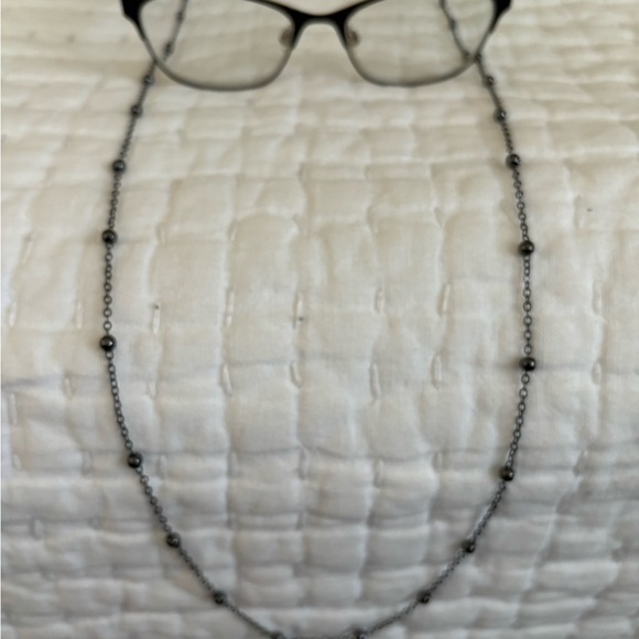 TWO FOSTER GRANT EYEWEAR CHAINS. BLACK PEARL-LIKE BEADS AND CHAIN. DELICATE LOOK - Picture 2 of 5